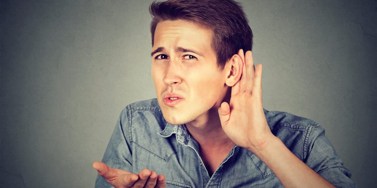 Une personne atteinte de traumatisme sonore