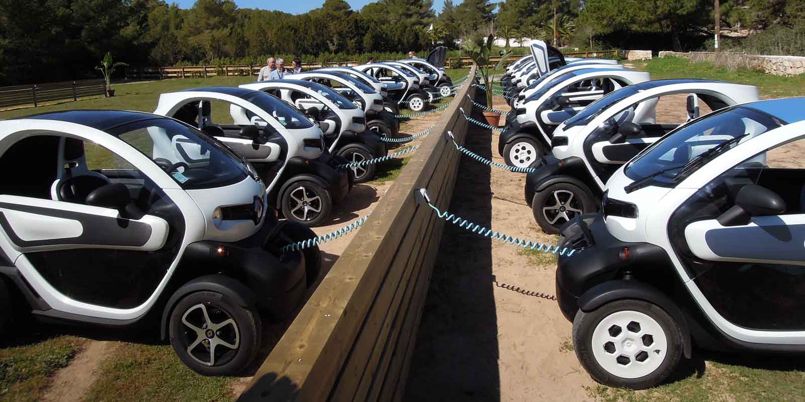 Deux Voitures électriques Sont Testées Sur Un Circuit Quels sont les avantages des véhicules électriques
