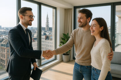 Agent immobilier en Bruxelles serre la main d'un couple heureux