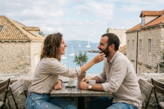 Couple souriant au cafe face a la mer a dubrovnik