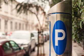Le rôle crucial des panneaux dépose-minute dans les zones commerçantes