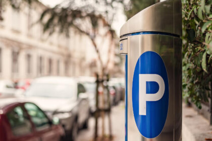 Le rôle crucial des panneaux dépose-minute dans les zones commerçantes