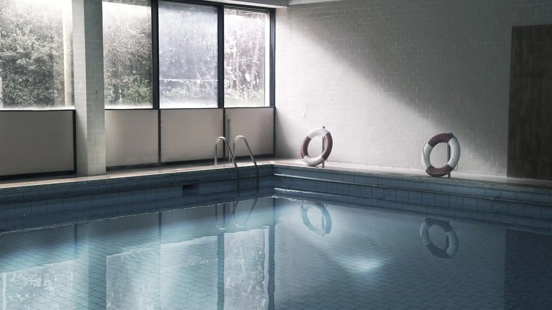 Quels sont les avantages des piscines intérieures ?