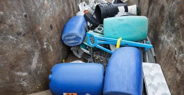 Container de déchets encombrants : bidons, métaux, plastiques