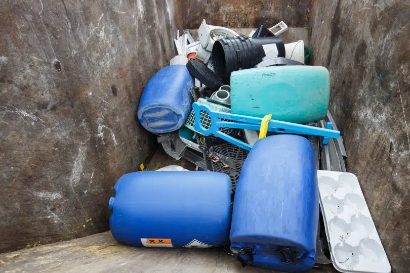 Container de déchets encombrants : bidons, métaux, plastiques
