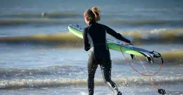 Bien choisir sa combinaison de surf pour son niveau