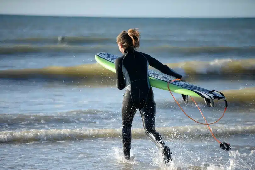 Bien choisir sa combinaison de surf pour son niveau