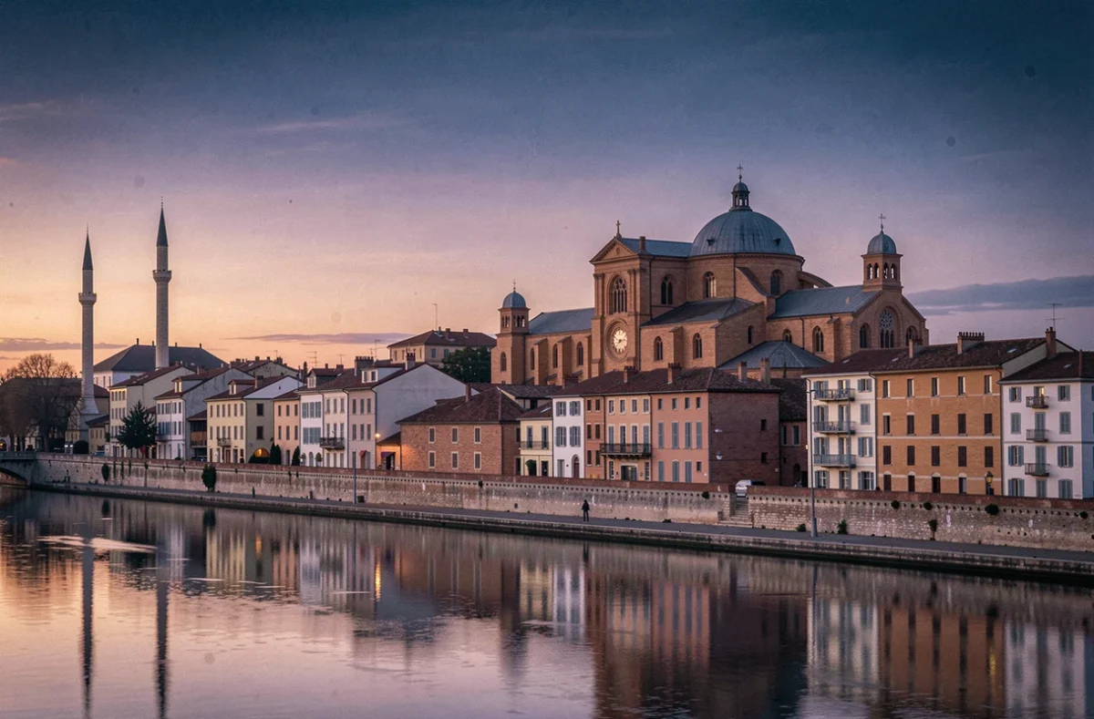 Paysage urbain de Toulouse à l'aube avec le minaret d'une mosquée et la basilique Saint-Sernin sous un ciel pré-Fajr